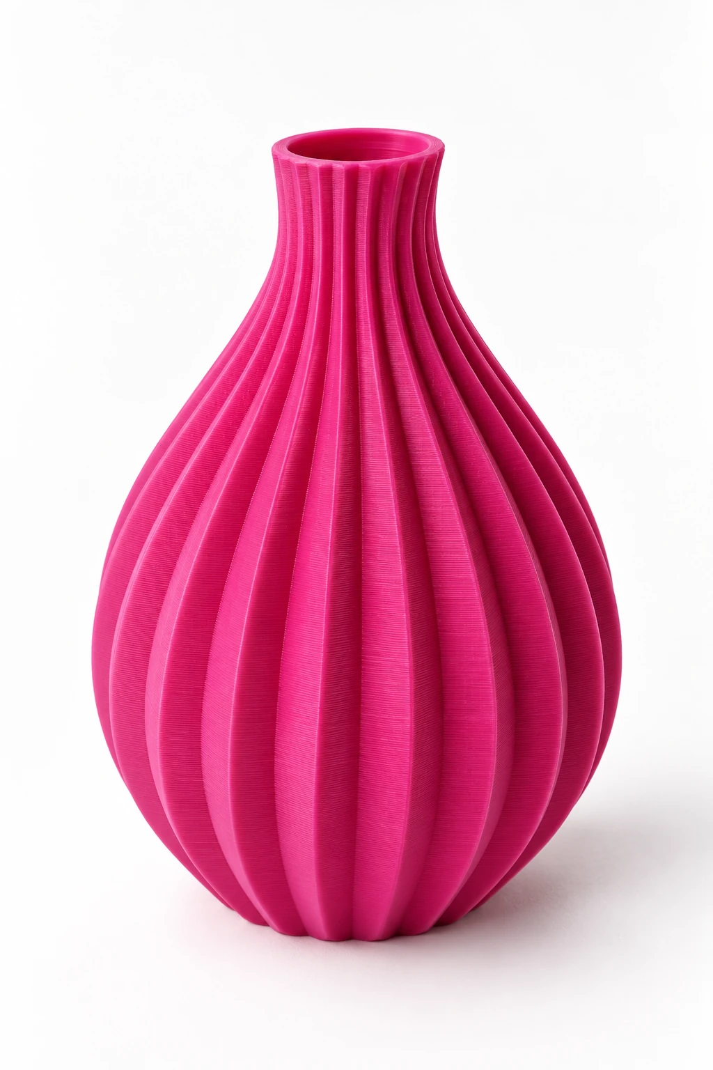 Vase magenta nervuré réalisé en impression 3D, exemple de fabrication
